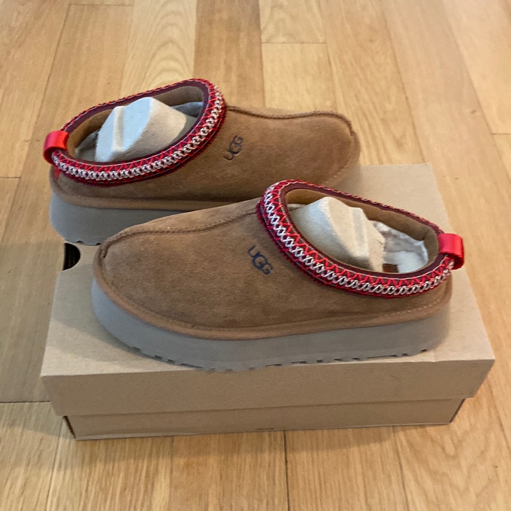 NWT UGG slipper -Tazz style size 8